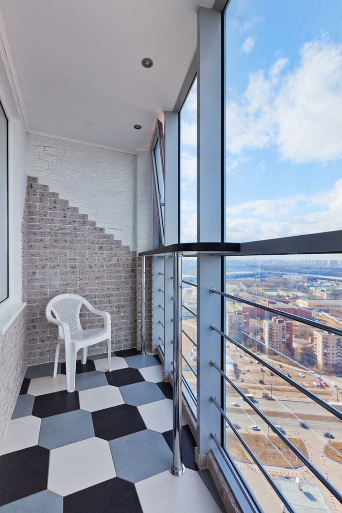 carrelage à l'intérieur du balcon