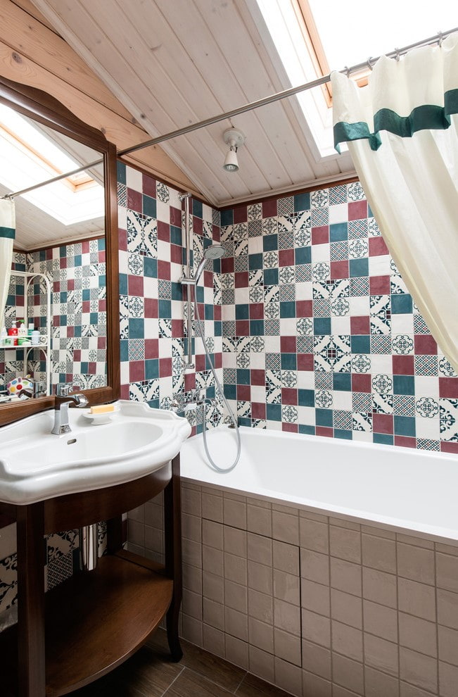 garniture de carreaux avec des carrés à l'intérieur de la salle de bain