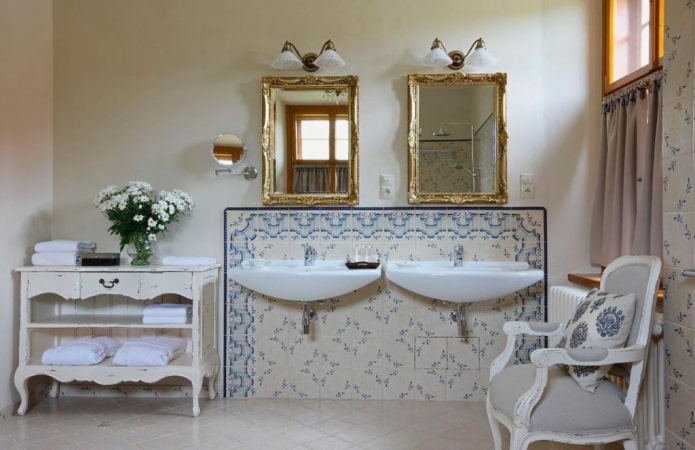 carreaux à l'intérieur de la salle de bain dans le style shabby chic