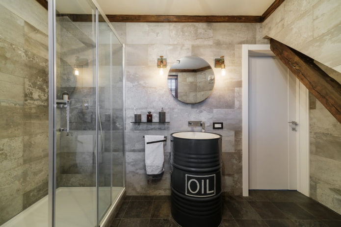 carrelage à l'intérieur de la salle de bain dans le style loft