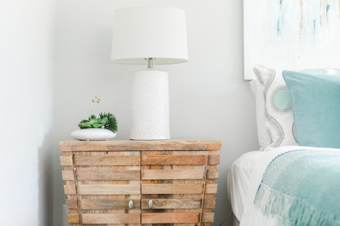 Table de chevet beige sur fond blanc