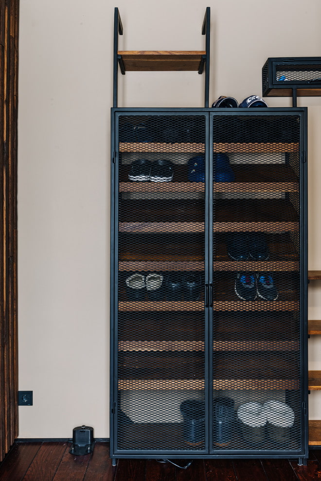 étagère à chaussures à l'intérieur du couloir dans le style loft