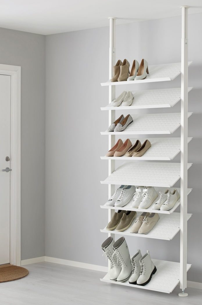 étagère à chaussures au plafond à l'intérieur du couloir