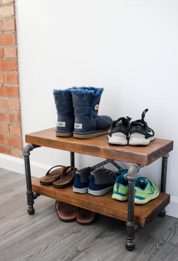 étagère à chaussures à l'intérieur du couloir dans le style loft