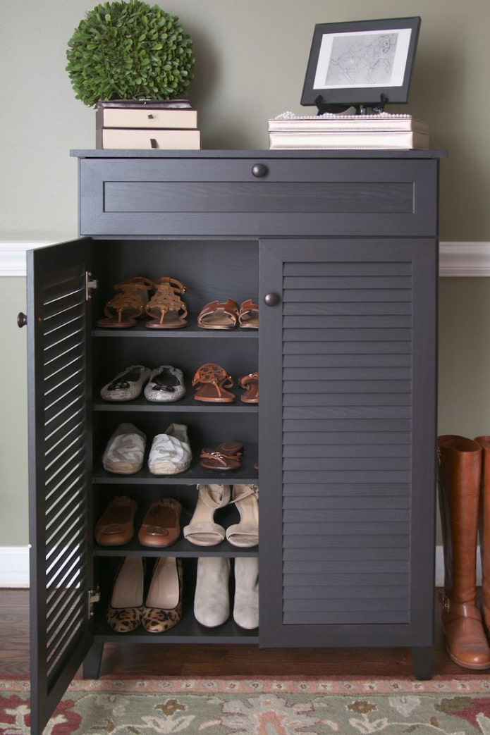 étagère à chaussures au sol à l'intérieur du couloir