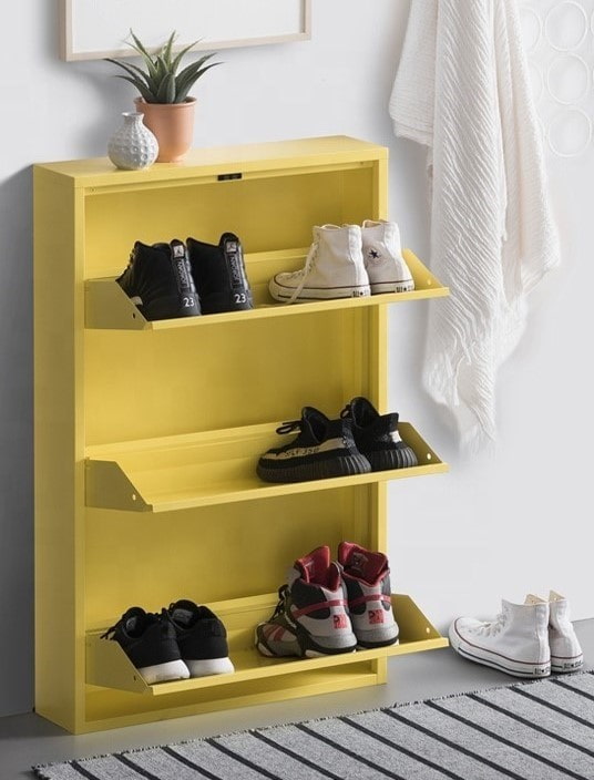 étagère à chaussures jaune à l'intérieur du couloir