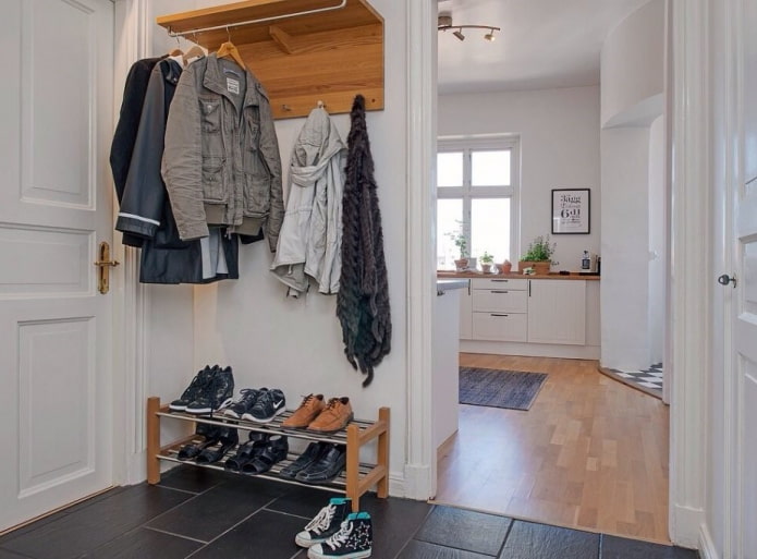 étagère à chaussures à l'intérieur du couloir dans le style scandinave