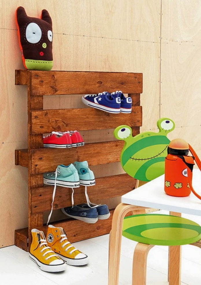 étagère à chaussures pour enfants à l'intérieur