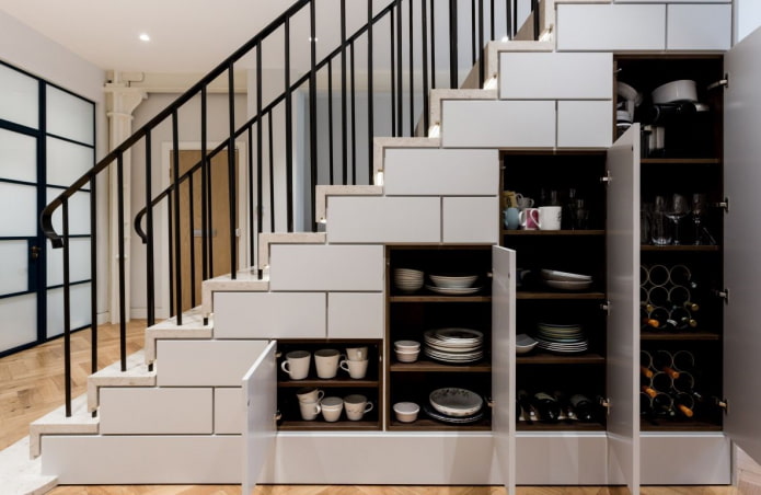 armoire pour ustensiles de cuisine sous la volée d'escaliers à l'intérieur