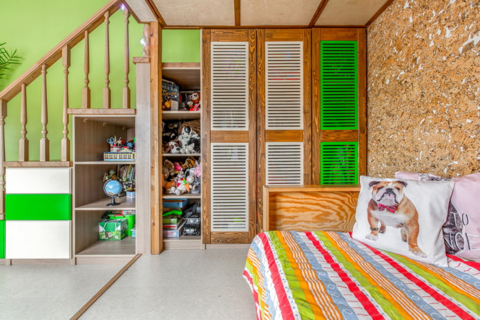 armoire sous la volée des escaliers à l'intérieur