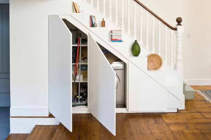 armoire pour articles ménagers sous la volée d'escaliers à l'intérieur