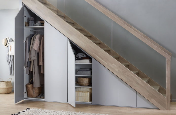 armoire avec portes battantes sous la volée d'escalier