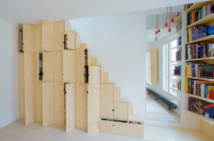 armoire avec portes battantes sous la volée d'escalier