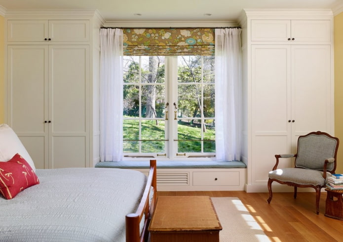 casiers autour de la fenêtre à l'intérieur de la chambre