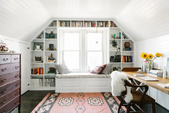 armoire près de la fenêtre à l'intérieur du grenier