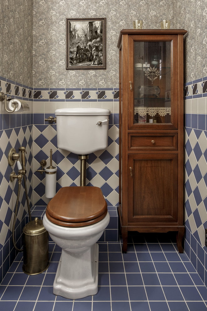 meuble bas à l'intérieur des toilettes