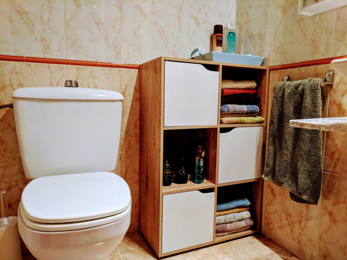 étagère à l'intérieur des toilettes