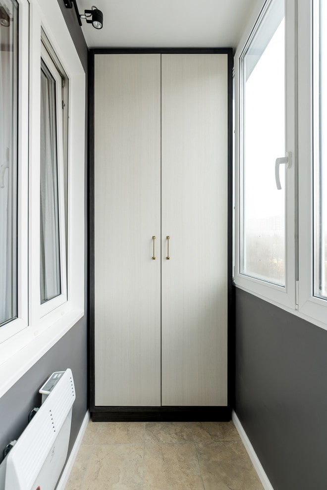 Armoire blanche avec portes