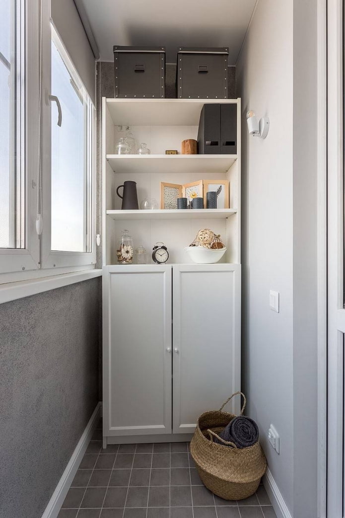 armoire avec étagères ouvertes