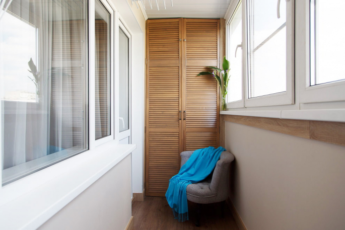 armoire fermée sur le balcon