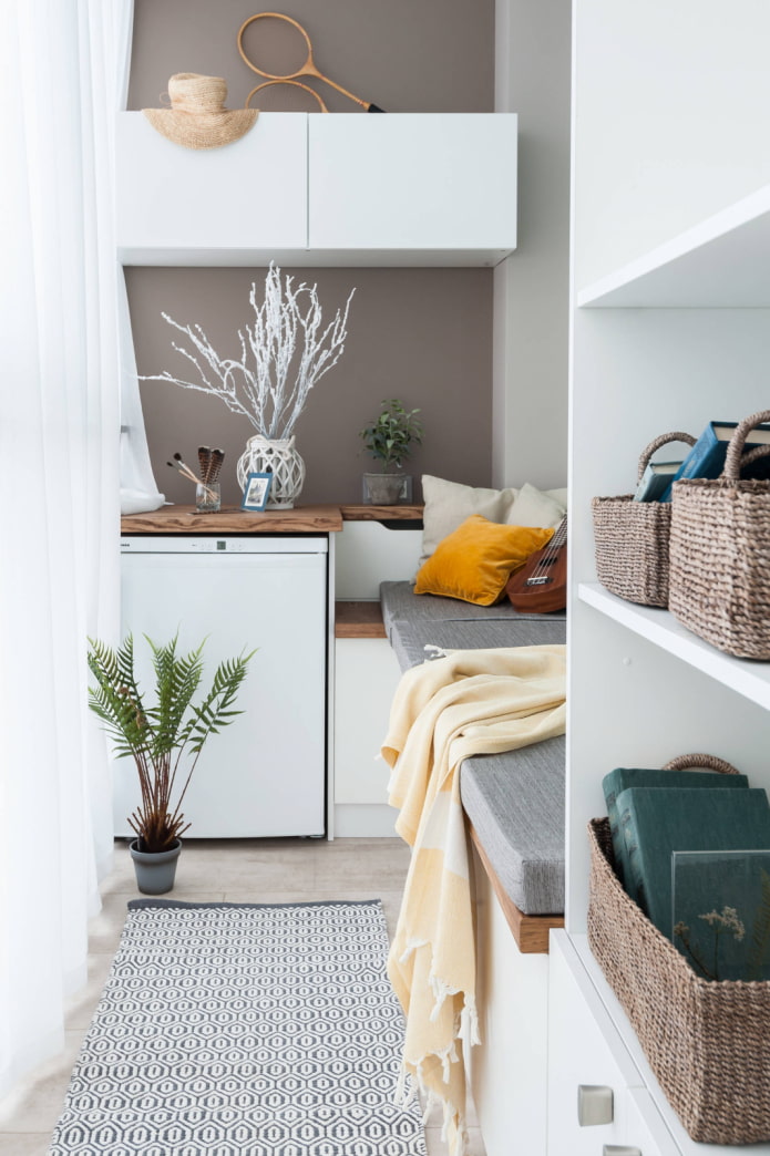 Mini-chambre sur le balcon avec placards