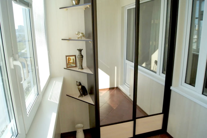 armoire avec miroir et étagères