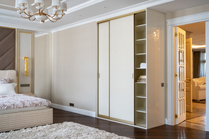 armoire à l'intérieur de la chambre