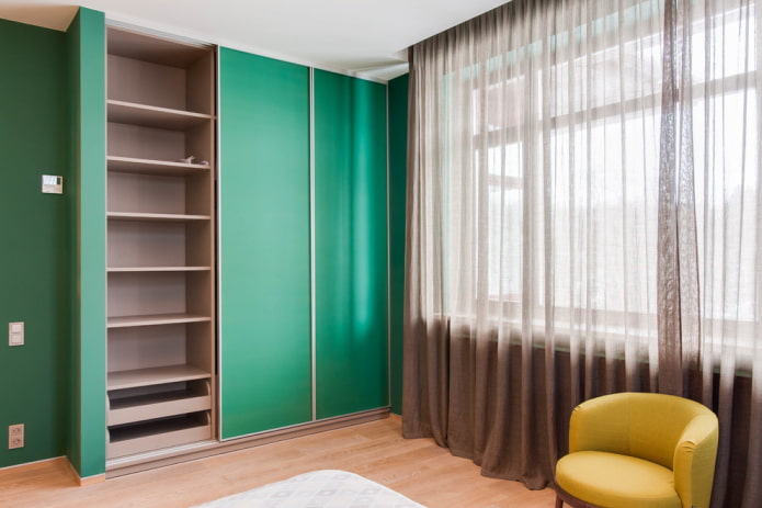 armoire à l'intérieur de la chambre