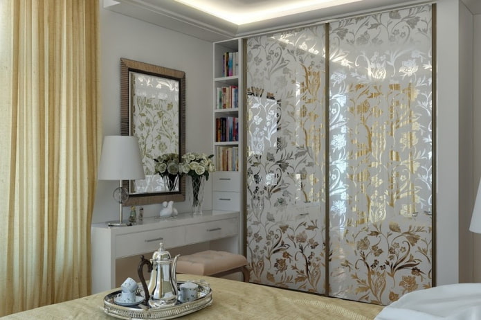 armoire avec une façade en miroir à l'intérieur de la chambre