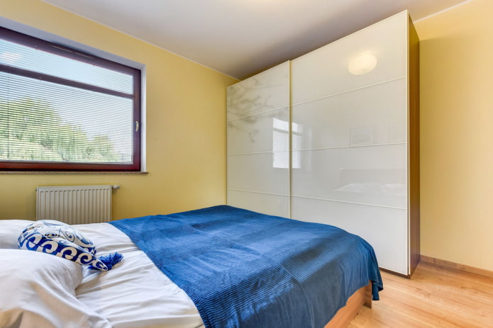 armoire à l'intérieur de la chambre