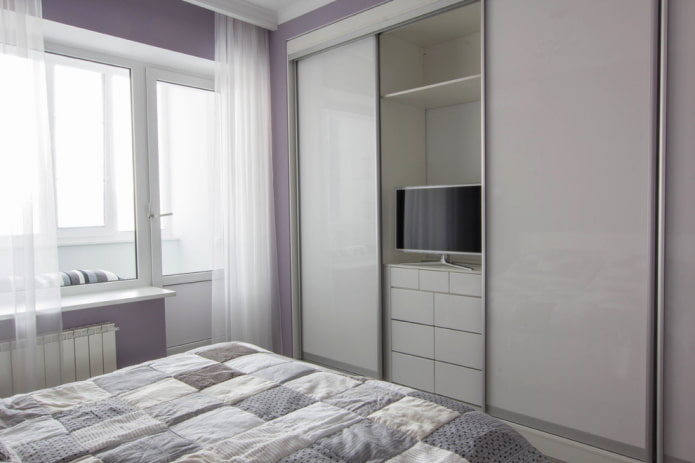 armoire avec TV à l'intérieur de la chambre