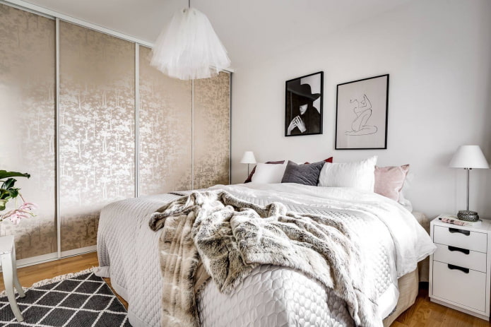 armoire beige à l'intérieur de la chambre