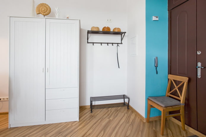 armoire blanche à l'intérieur du couloir