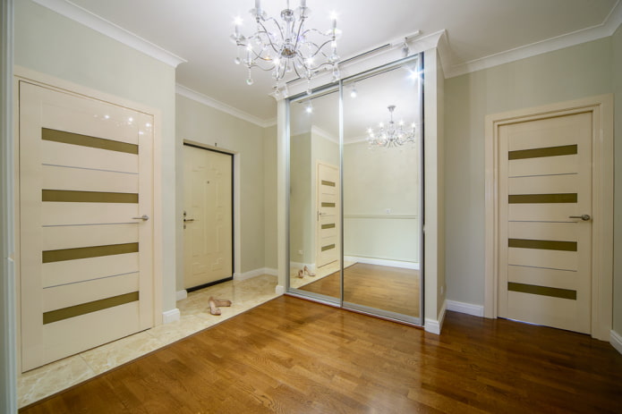 armoire dans une niche à l'intérieur du couloir