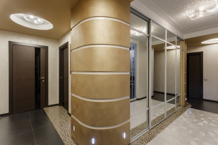 armoire avec coins biseautés à l'intérieur du couloir