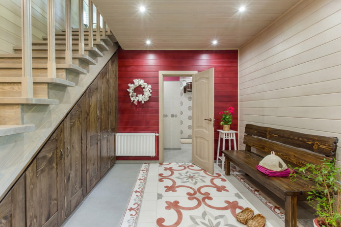 armoire sous les escaliers à l'intérieur du couloir