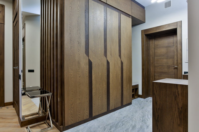 armoire marron à l'intérieur du couloir