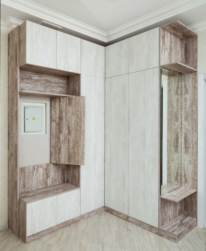 Armoire en forme de L à l'intérieur du couloir