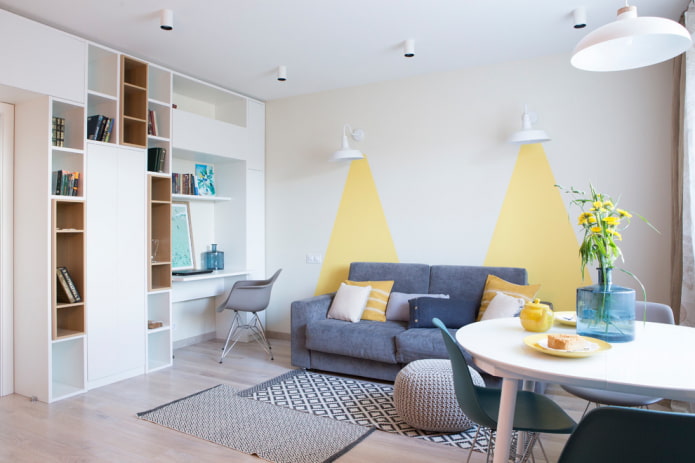 armoire avec une table d'ordinateur à l'intérieur du hall