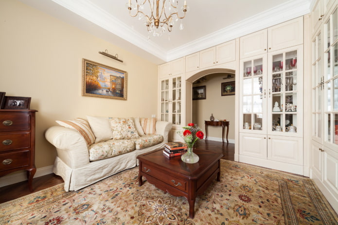 armoire autour de la porte à l'intérieur du hall