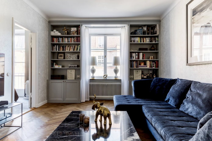 armoire autour de la fenêtre à l'intérieur du hall