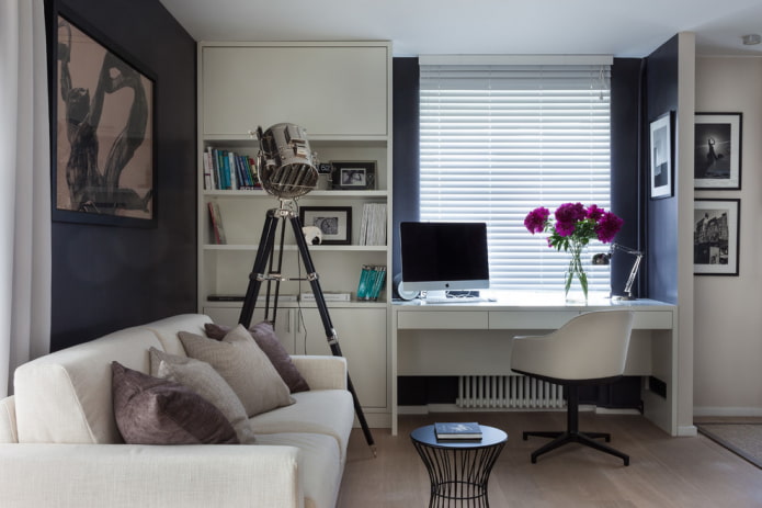 armoire avec une table d'ordinateur à l'intérieur du hall