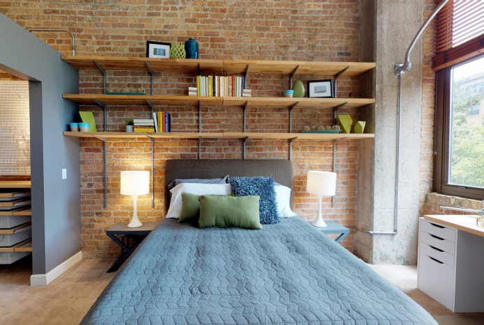 étagères au-dessus de la couchette dans le style loft