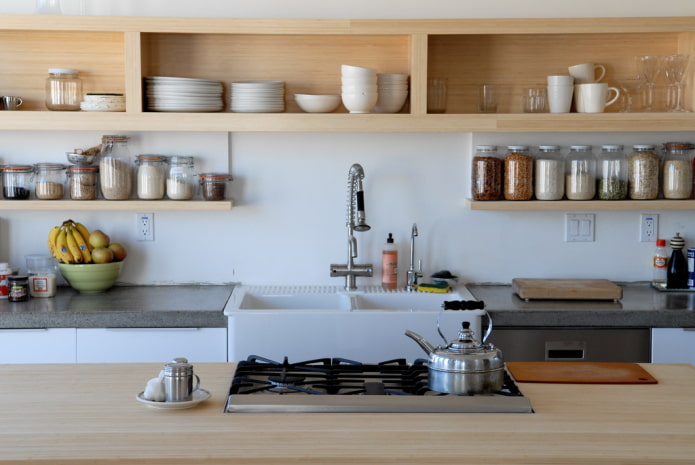 étagères suspendues à l'intérieur de la cuisine