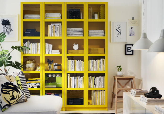 étagère jaune à l'intérieur du salon