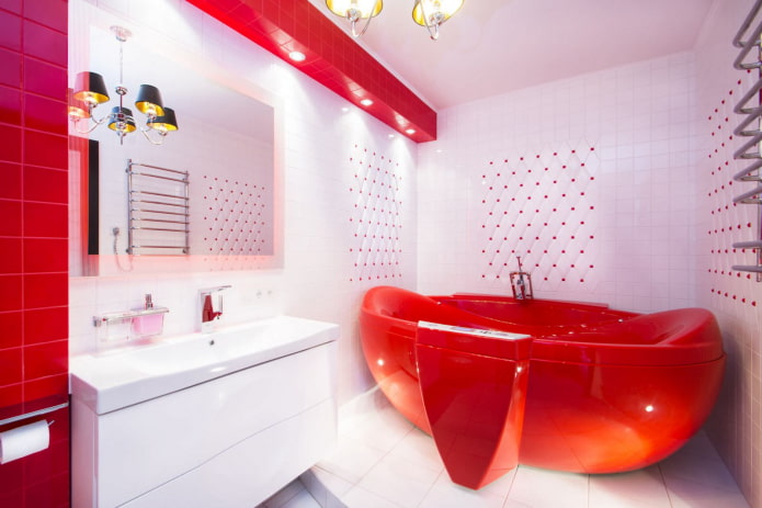 salle de bain dans les tons rouge et blanc