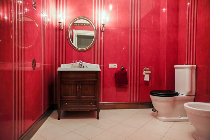 intérieur de la salle de bain dans les tons rouges