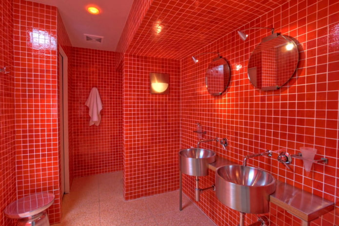 décoration de salle de bain dans les tons rouges