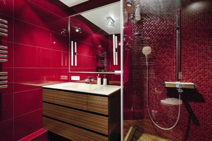 salle de bain dans les tons rouges