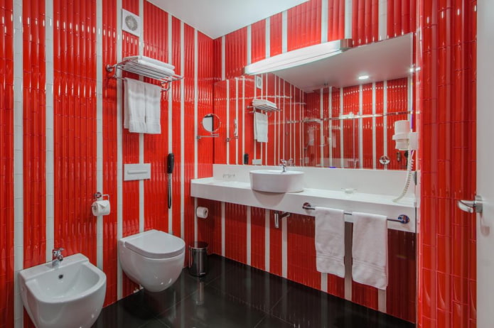 ameublement de salle de bain dans les tons de rouge